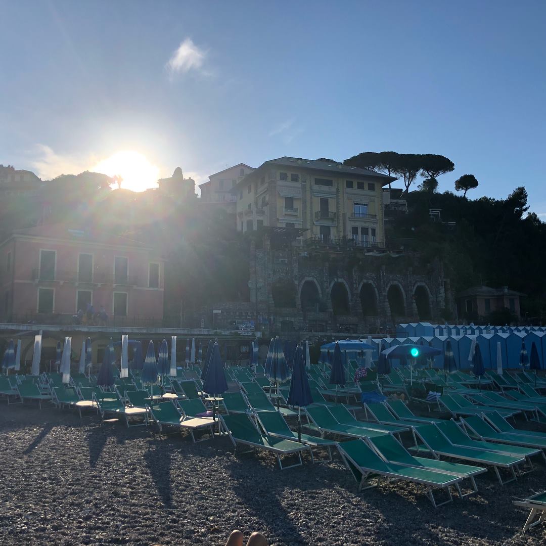 La luce del sole sopra gli ombrelloni e le cabine di Minaglia