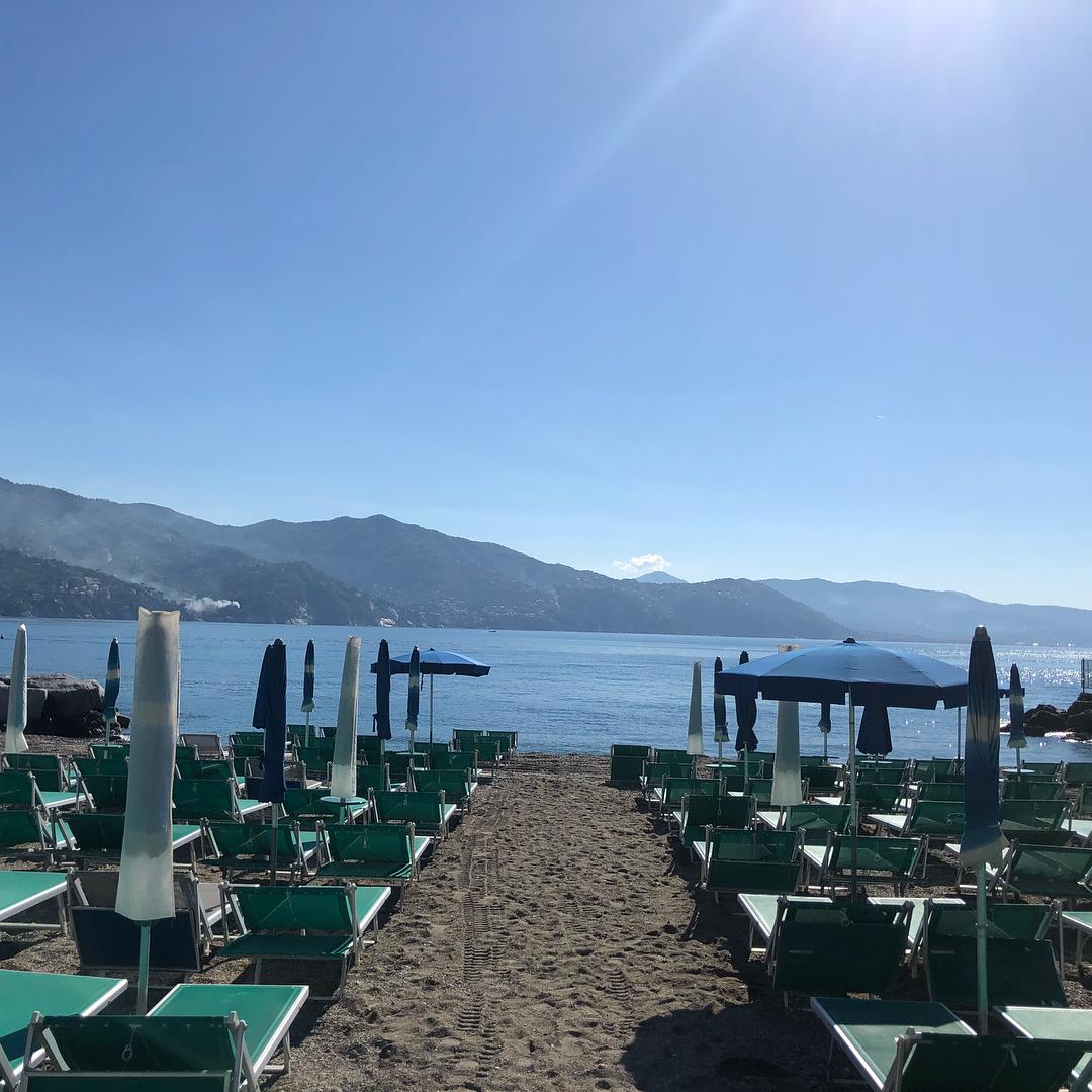 Gli ombrelloni di Spiaggia Minaglia affacciati sul golfo di Santa Margherita Ligure
